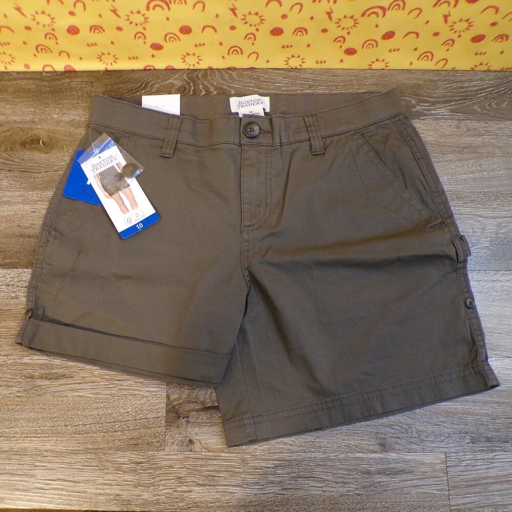 BOSTON TRADERS NWT Women's Roll Cuff Short Size 10 Brown